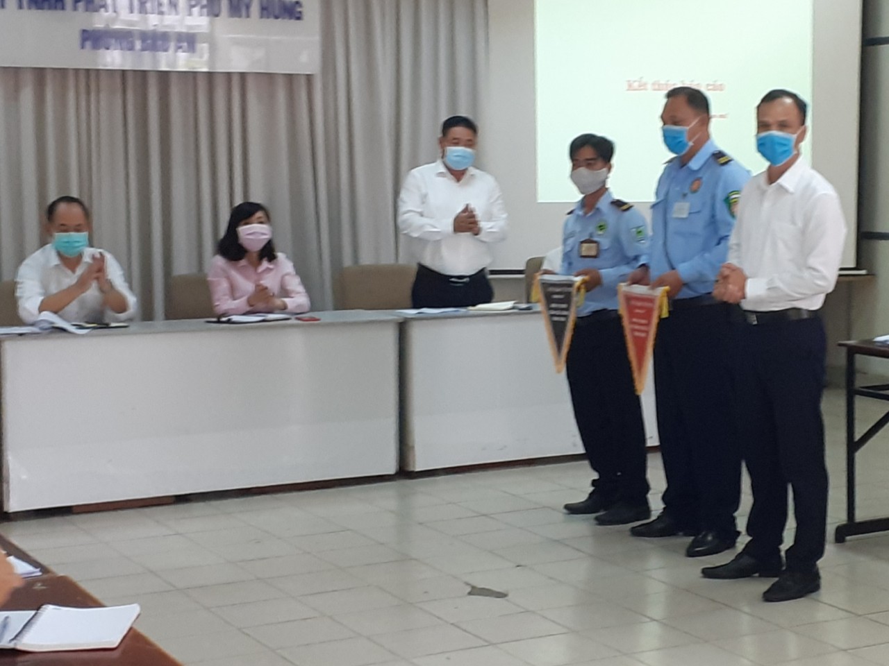 Bảo vệ Việt Đức nhận cờ thi đua từ khách hàng